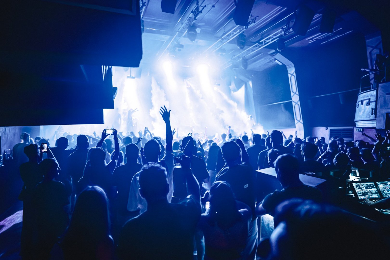 BASSWELL | ROXY Prague