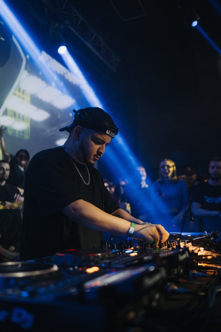BOU & B LIVE 247 | ROXY Prague