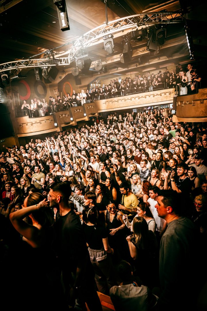 ELY OAKS | ROXY Prague