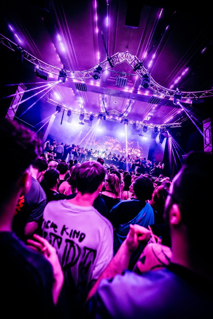 ELY OAKS | ROXY Prague