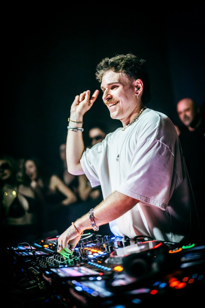 ELY OAKS | ROXY Prague