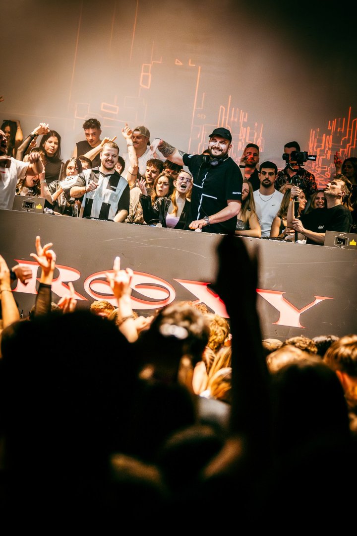 ELY OAKS | ROXY Prague