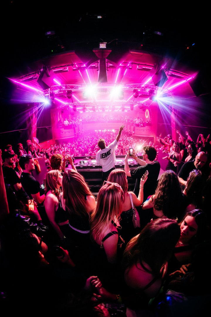 ELY OAKS | ROXY Prague