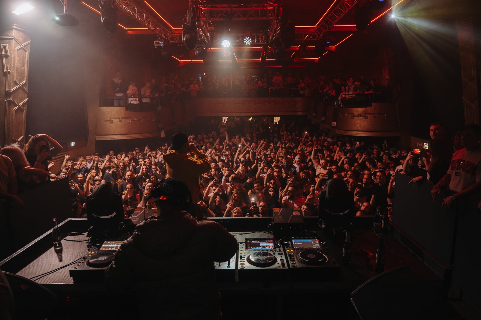 BOU & B LIVE 247 | ROXY Prague