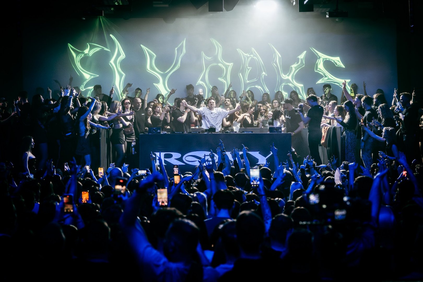 ELY OAKS | ROXY Prague