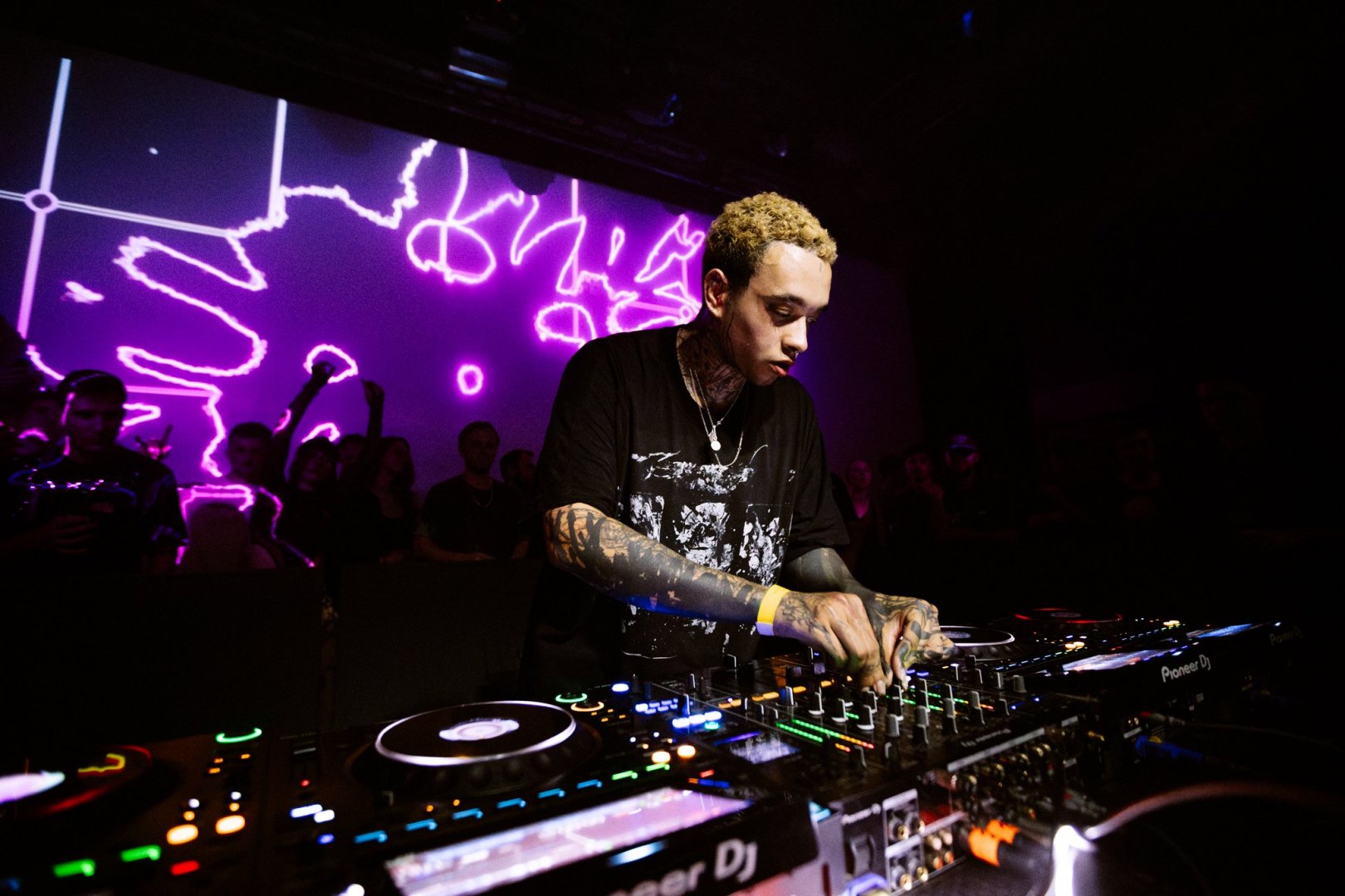 IMANU & THE CARACAL PROJECT | ROXY Prague