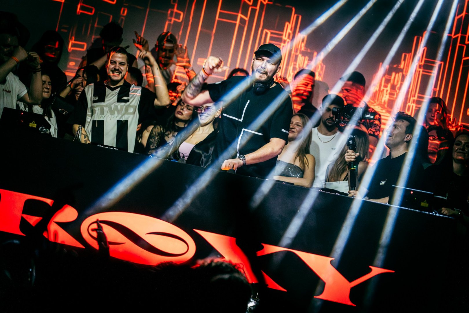 ELY OAKS | ROXY Prague