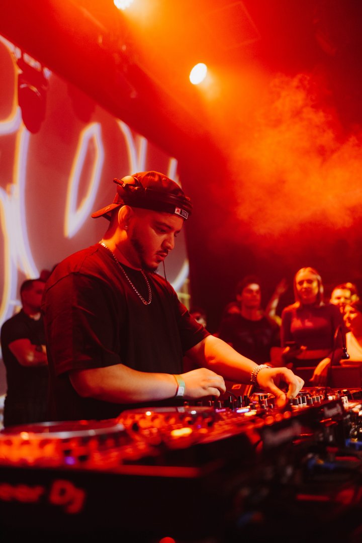 BOU & B LIVE 247 | ROXY Prague