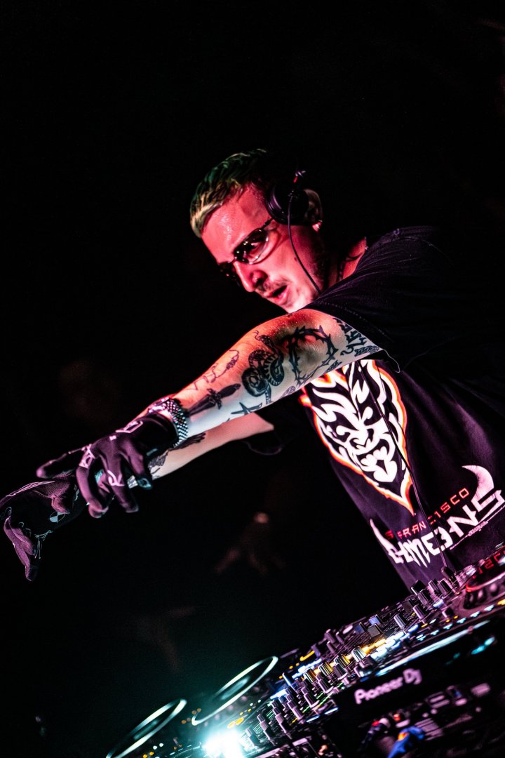 BASSWELL | ROXY Prague
